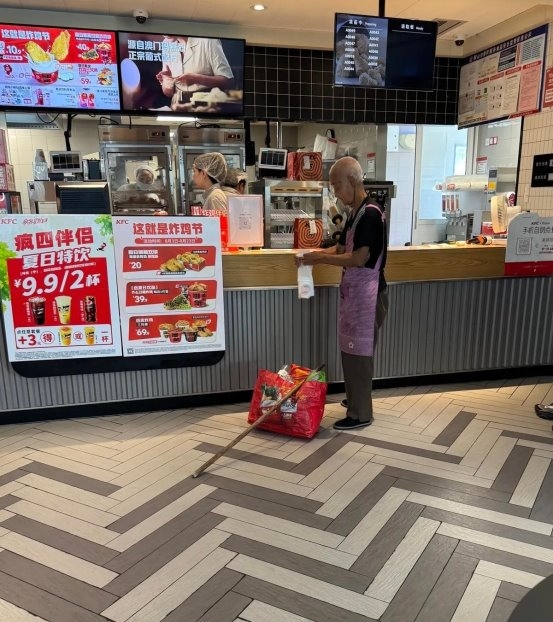 拾荒老人进肯德基拿塑料瓶讨水喝，店员怕烫着对方，用隔热杯打包好递给她