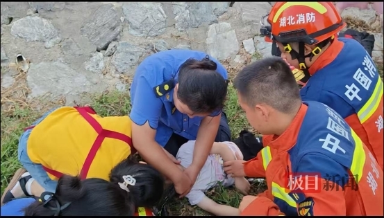 落水男童被众人合力救醒后，救他上岸的男子悄悄离开