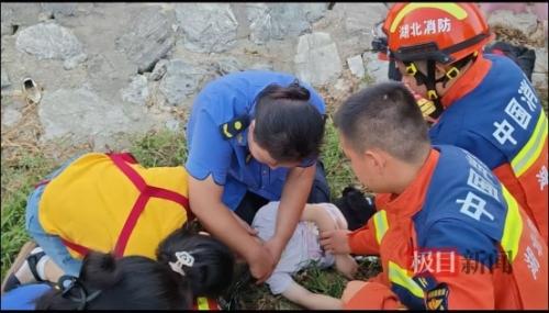 落水男童被众人合力救醒后，救他上岸的男子悄悄离开